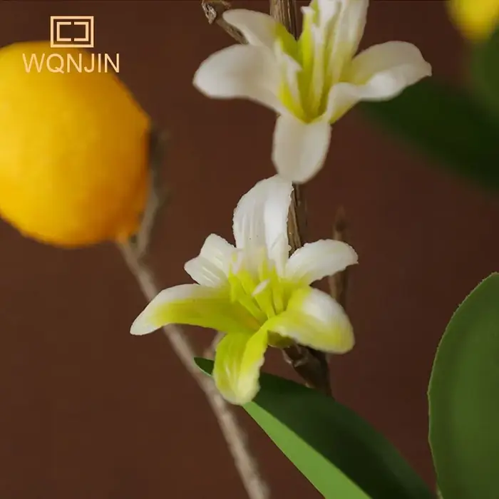 Branche de citron de luxe avec feuilles vertes