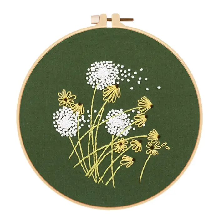 Ensemble de Broderie à Motif de Fleurs et Plantes