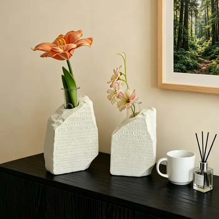 Vase en résine inspiré de la pierre de Rosette
