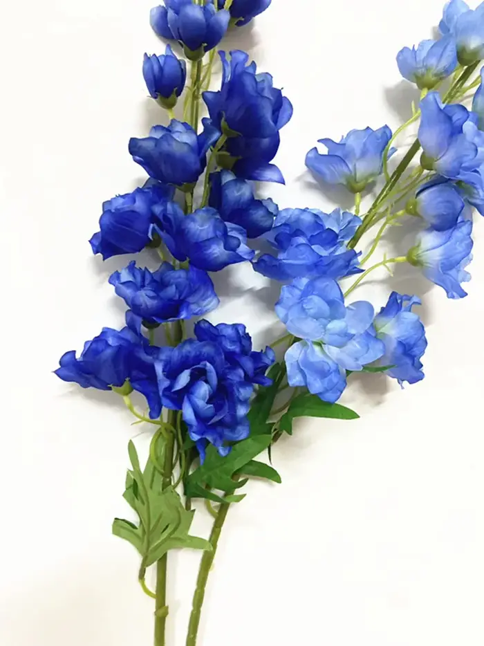 Une branche de fleur de Delphinium artificielle couleur bleue plante