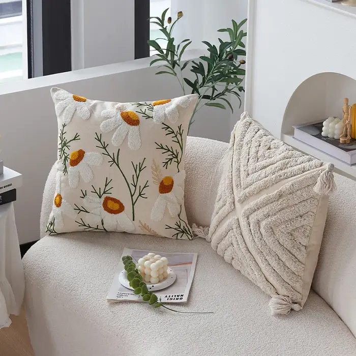 Juste de coussin décorative avec broderie florale