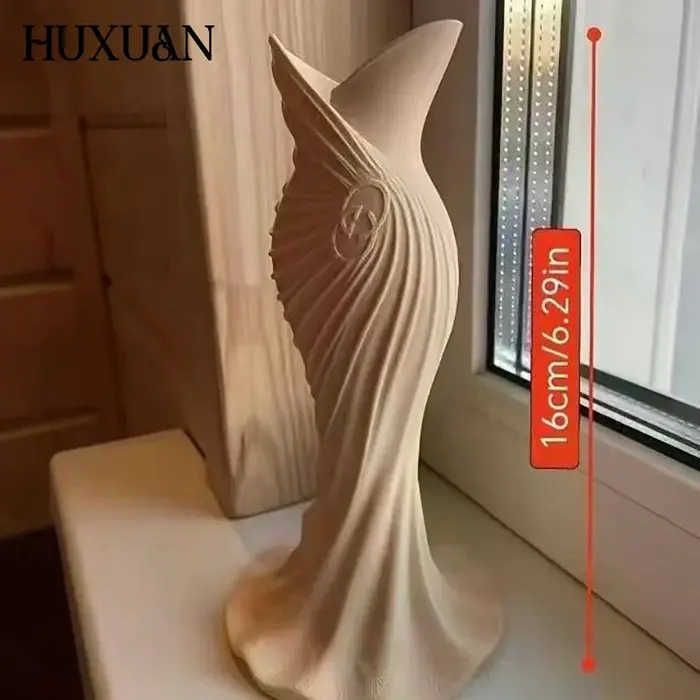 Vase en plastique élégant en forme de robe