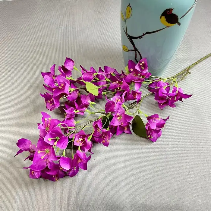 Une branche de fleur de bougainville artificielle