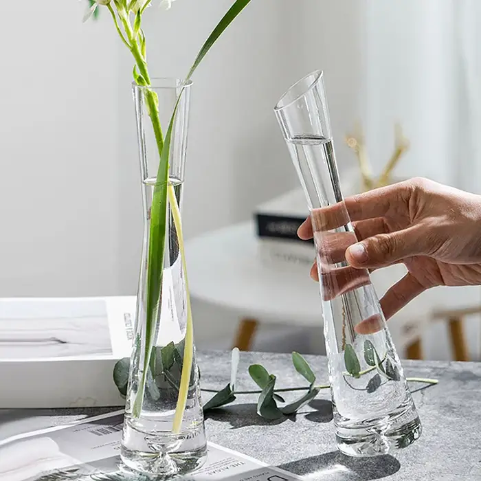 Vase à fleurs en verre transparent