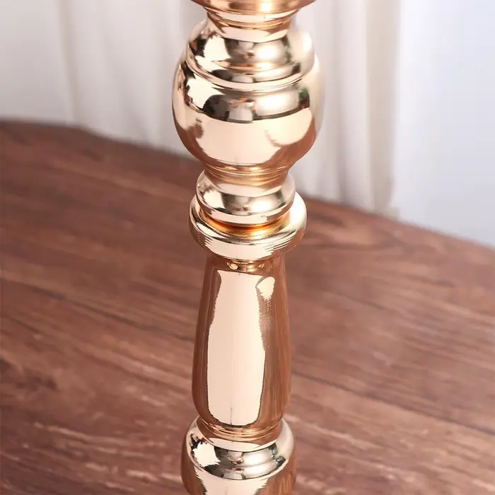 Vase romantique en fer forgé doré