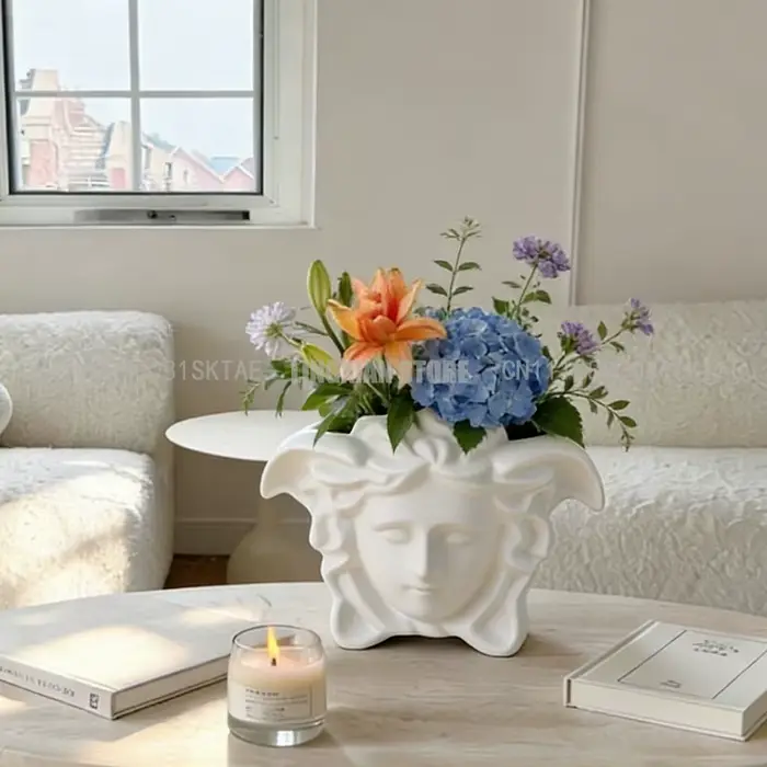 Pot de fleurs de style grec pour l'insertion