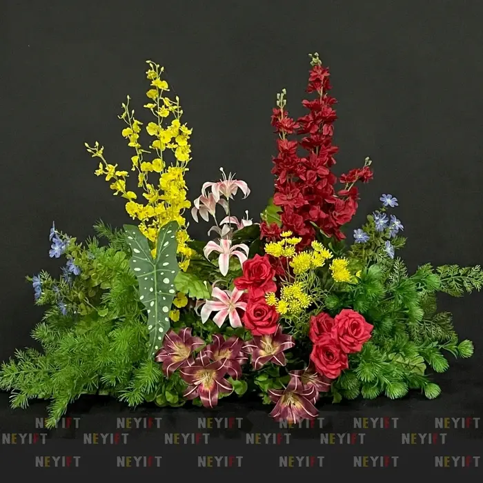 Arrangement floral de sol en feuilles de plantes vertes