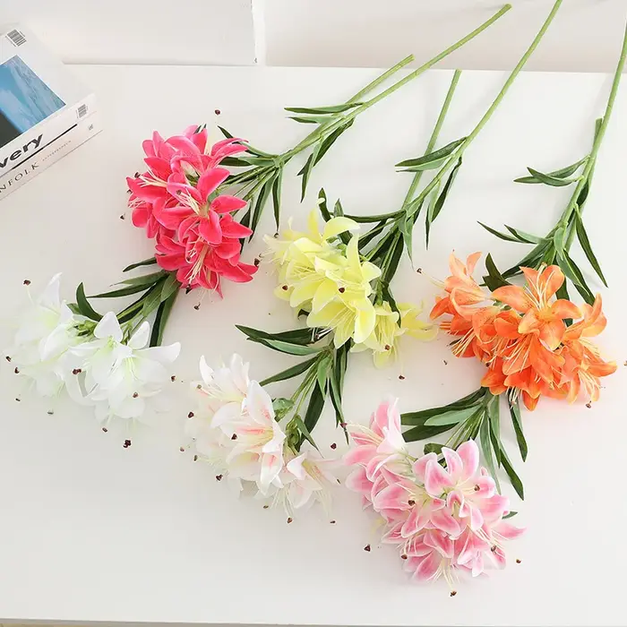 Disposition réaliste de faux lys – Tiges de lys artificiels de haute qualité avec détails vives pour la chambre à