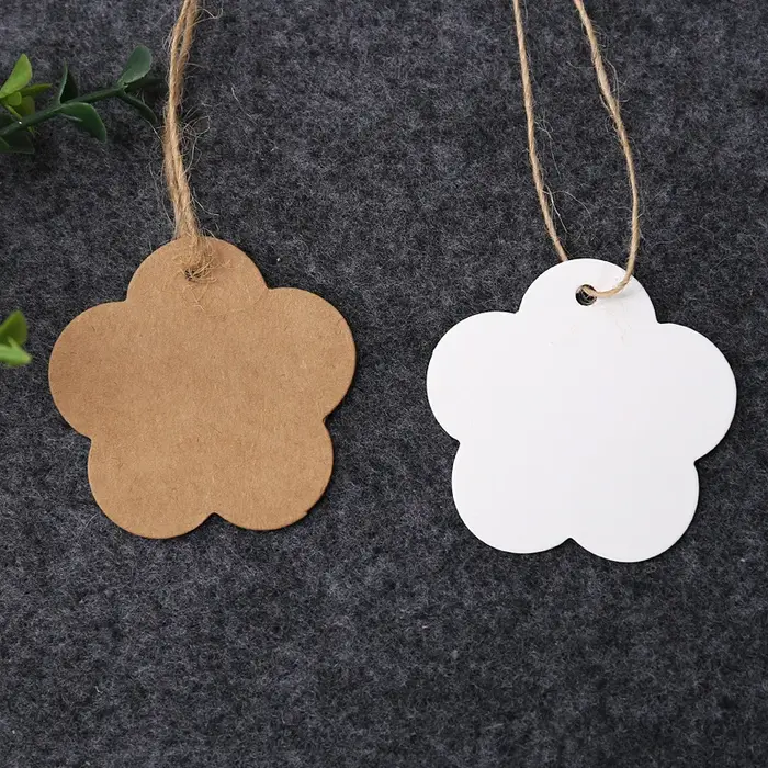 Étiquettes en papier kraft blanc en forme de fleur