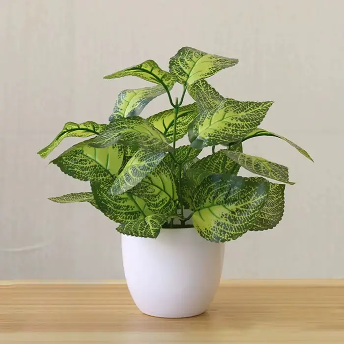 Pot de plantes à feuillage artificiel