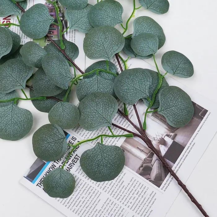 Plantes artificielles de vigne en feuille d'eucalyptus
