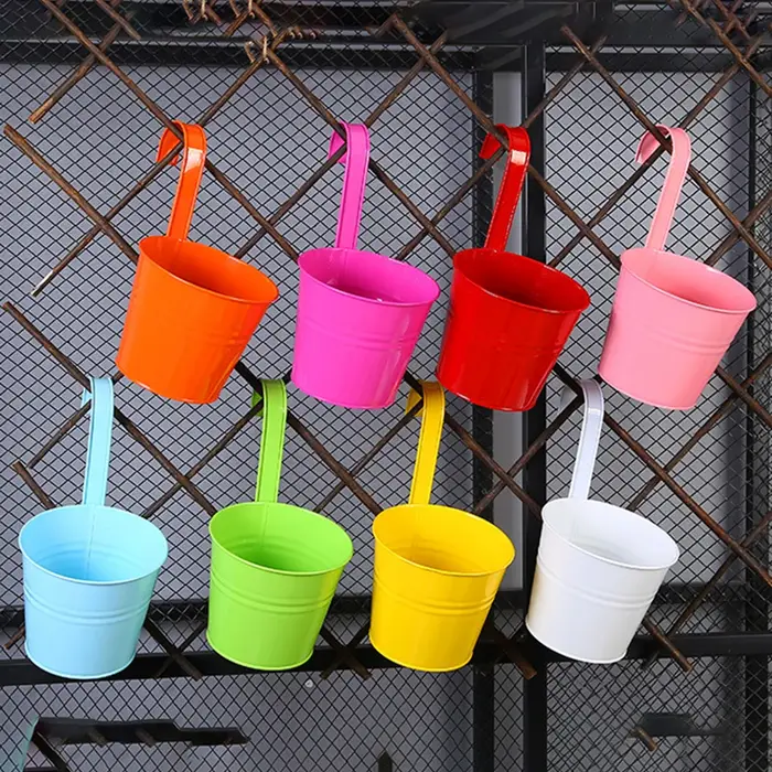 Pots de fleurs en métal avec trous de proximité