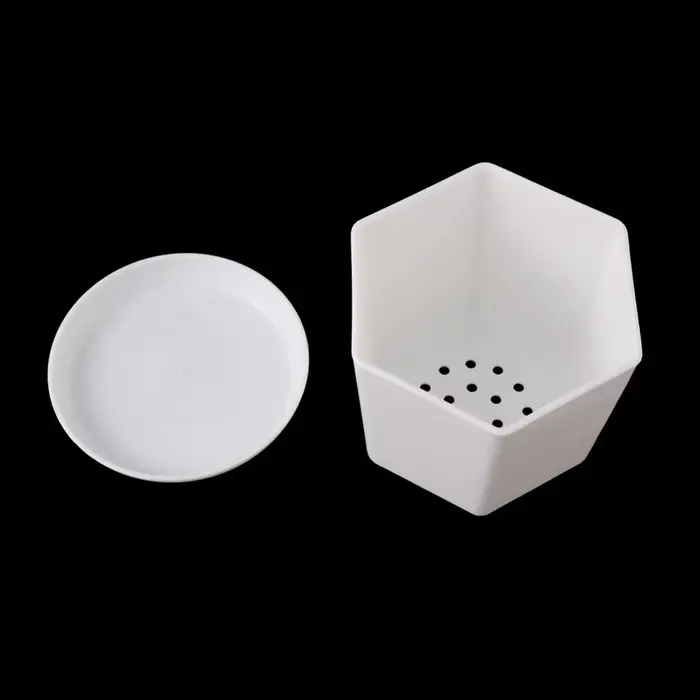 Pot de fleur polygonal minimaliste blanc avec plateau