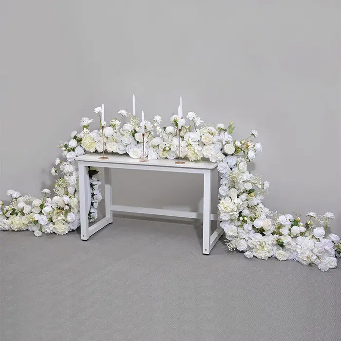 Rangées de roses artificielles