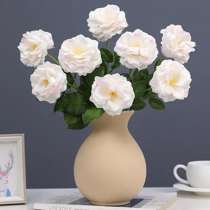 Roses rouges en soie, Simulation florale