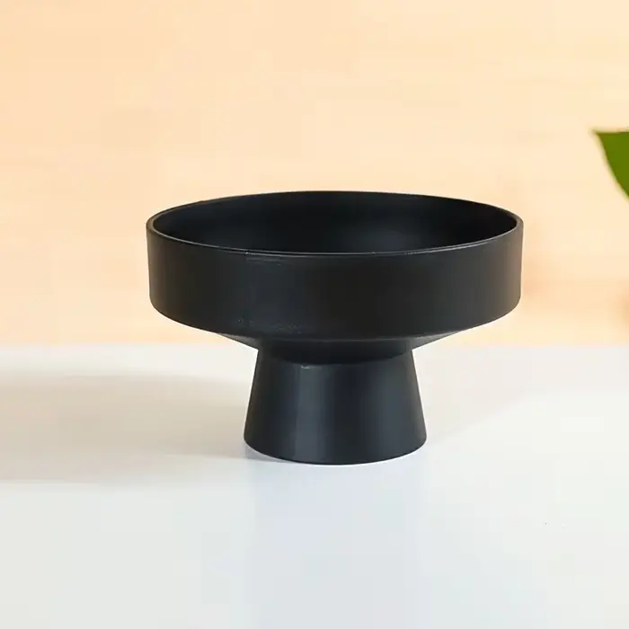 Pot de fleurs noir minimaliste moderne avec base large et peu profonde et pieds hauts pour la décoration du jardin domestique