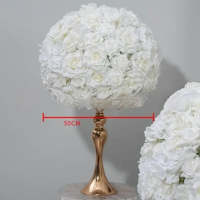 Nouvelles boules de fleurs de rêve ivoire exude le luxe dans les fenêtres d'exposition transformetent des tables de mariage en paramètres de banquet haut de gamme