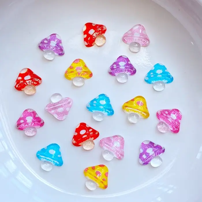 50 pièces Mini figurines artisanales mignonnes en résine de champignon brillant
