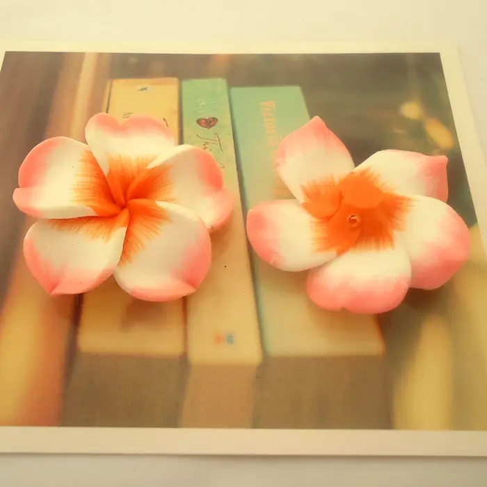 Lot de 10 grandes fleurs de Plumeria Frangipani Rubra en pâte polymère de 40 mm