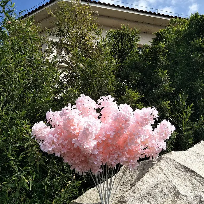 Fleurs de cerisier artificielles blanches sur poteau