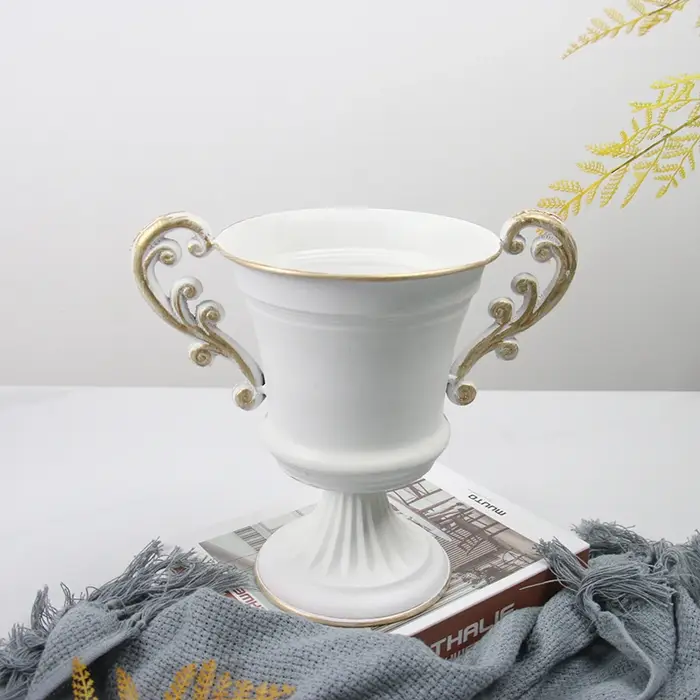 Pot de fleur en fer forgé blanc