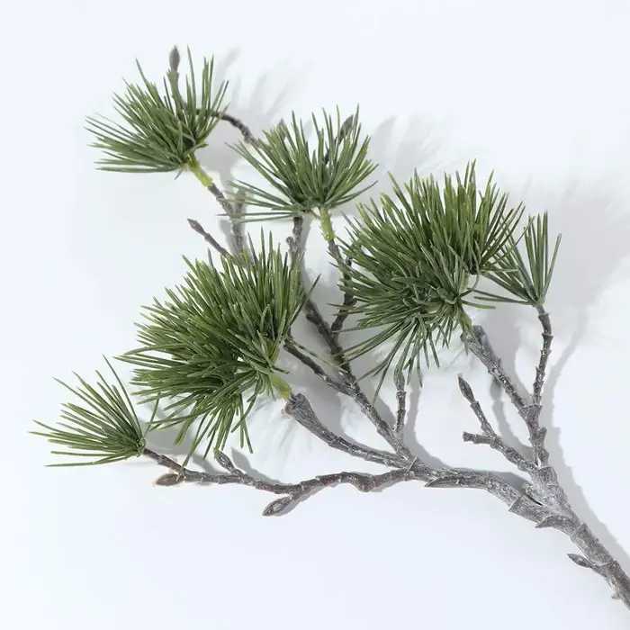 Arrangement floral, branche de pin artificielle verte