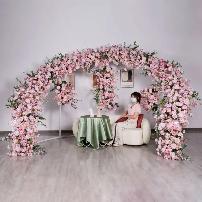 Arrangement de fleurs artificielles roses
