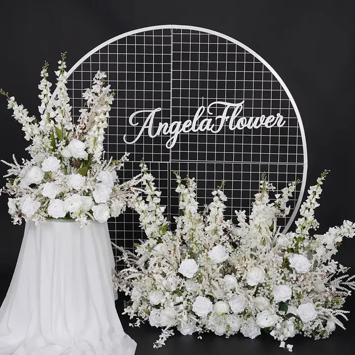 Rangée de fleurs de sol d'allée blanche de luxe