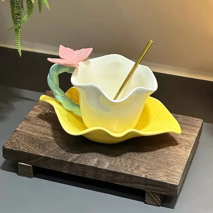 Ensemble de tasses à café en céramique avec bord de fleur et de papillon, 280ml, haute beauté, assiette de conception en forme de feuille jaune, tasse d'eau pour thé de l'après-midi