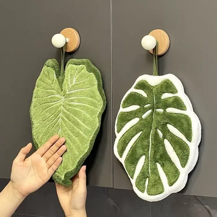 Serviette de toilette en forme de feuilles de plantes vertes