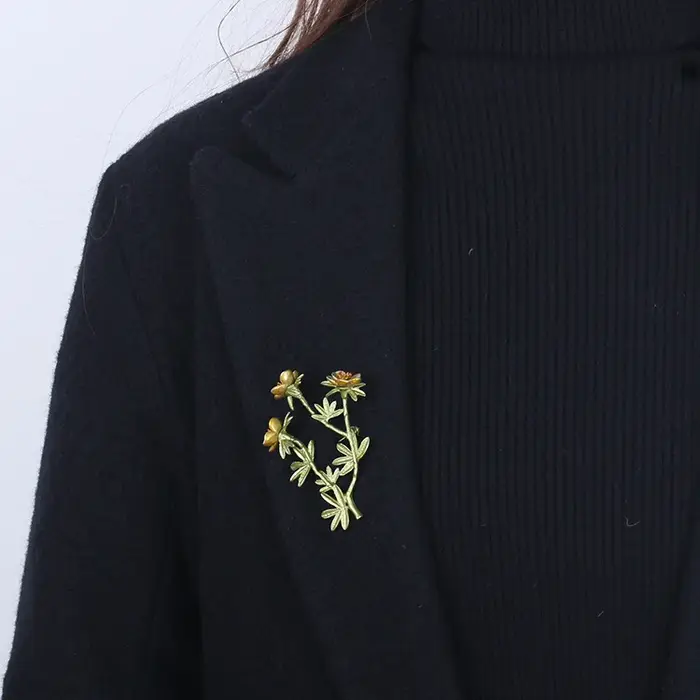 Broche de branche de fleur verte laquée pour dames