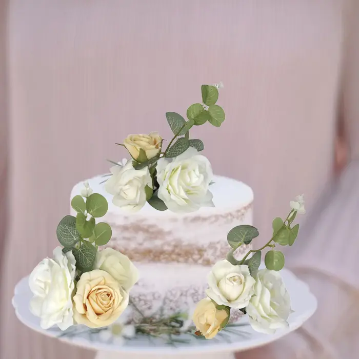 Décoration de gâteau bohème avec des fleurs blanches