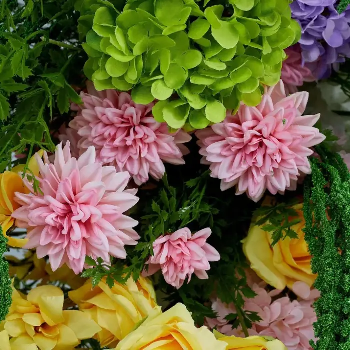 Arrangement de fleurs artificielles violettes