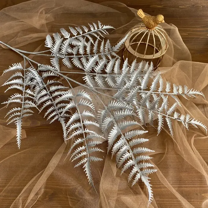 Série argent fleurs feuilles scène de mariage fête rangée