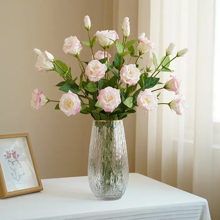 Grand vase à fleurs Eustoma hydratant à la main