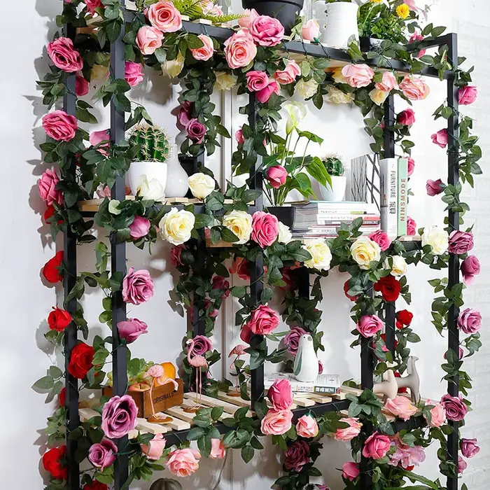 Guirxiété de roses et de feuilles vertes artificielles