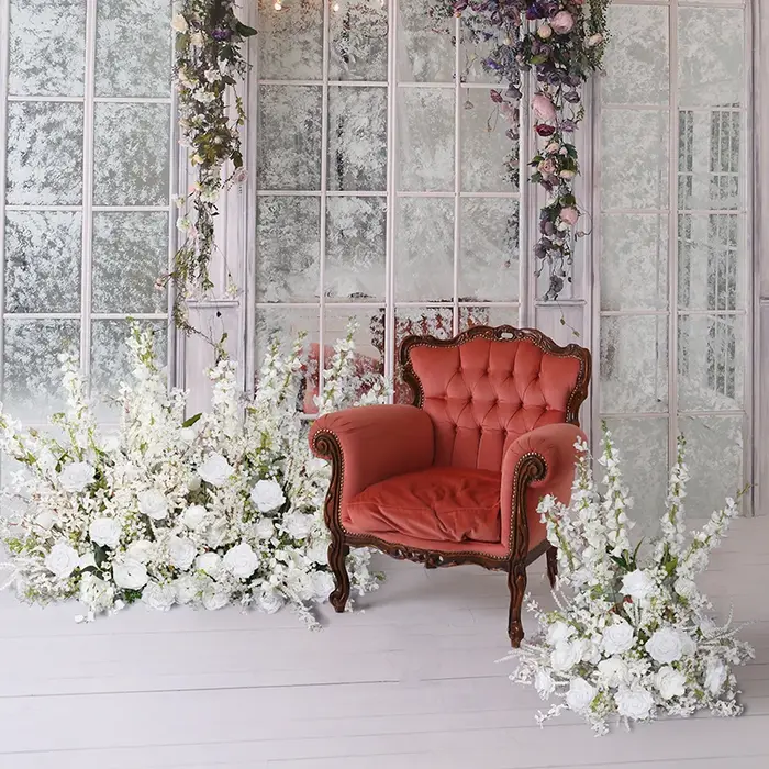 Rangée de fleurs de sol d'allée blanche de luxe