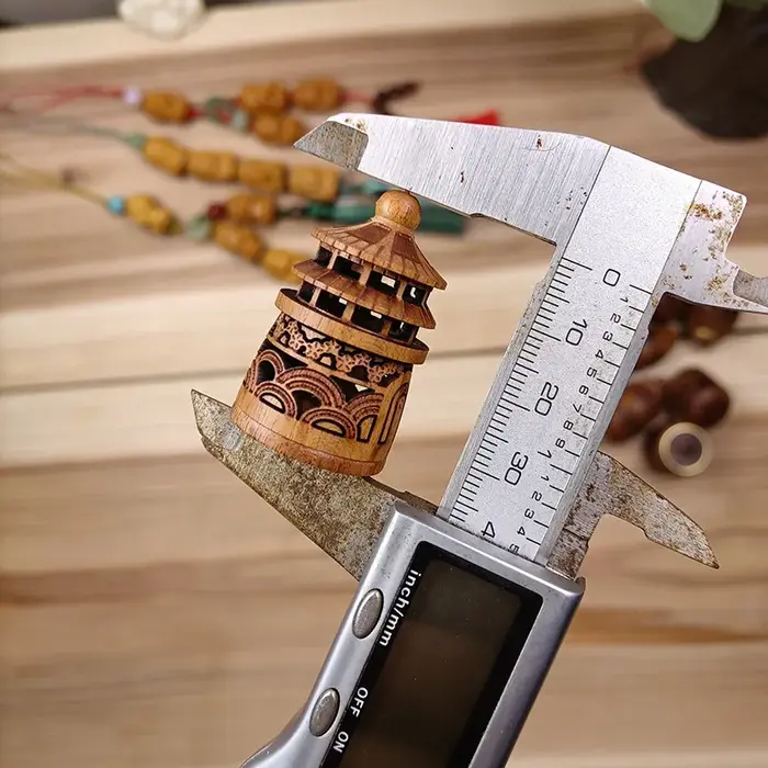 Bouteille d'aromathérapie sculptée en bois
