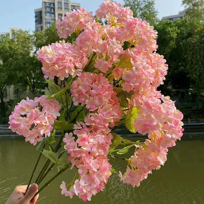 Arrangement floral de mariage à 4 têtes d'hortensias