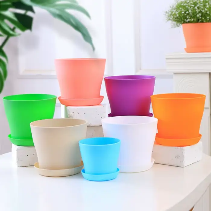 Pots de fleurs en plastique
