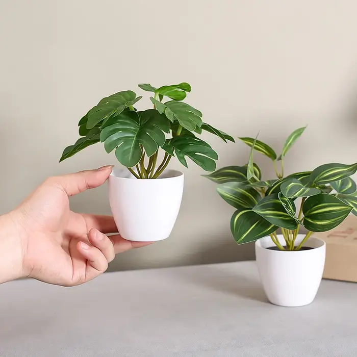 Plante verte artificielle en pot avec des feuilles de lierre vert