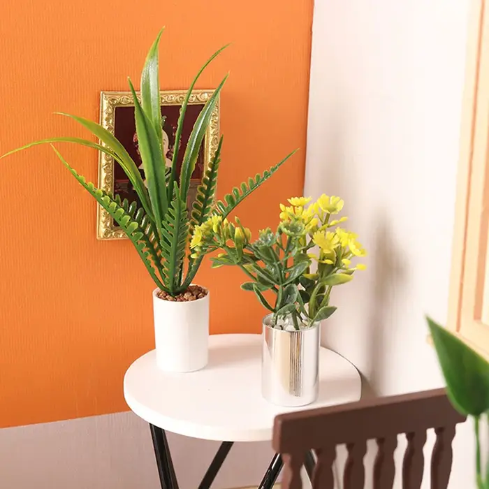 Plante miniature en pot pour maison de poupée
