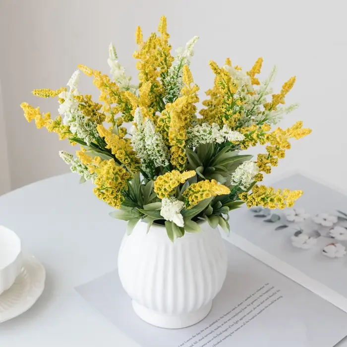 Vase de fleurs artificielles en mousse de lavande