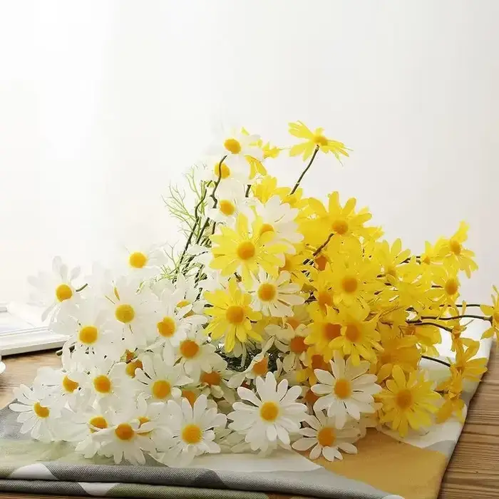 Bouquet de marguerites et de chrysanthème artificielles