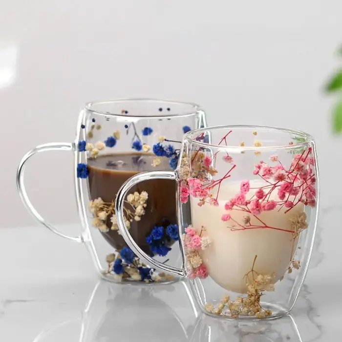 Tasse en verre à double paroi avec fleurs séchées