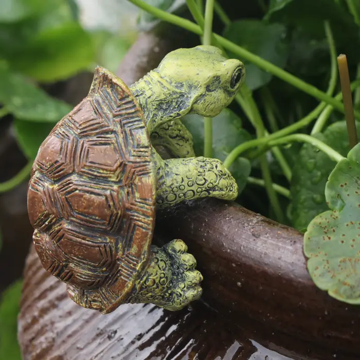 Statue de tortue grimpante vintage en résine