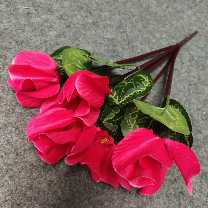 Bouquet de fleurs artificielles colorées en cyclamen rouge
