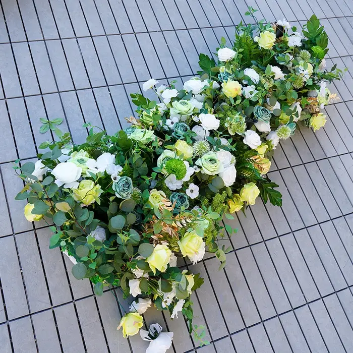 Champagne blanc verdure feuilles canapé coureur Arrangement Floral décor mariage toile de fond KT conseil événement scène sol fleurs A8704