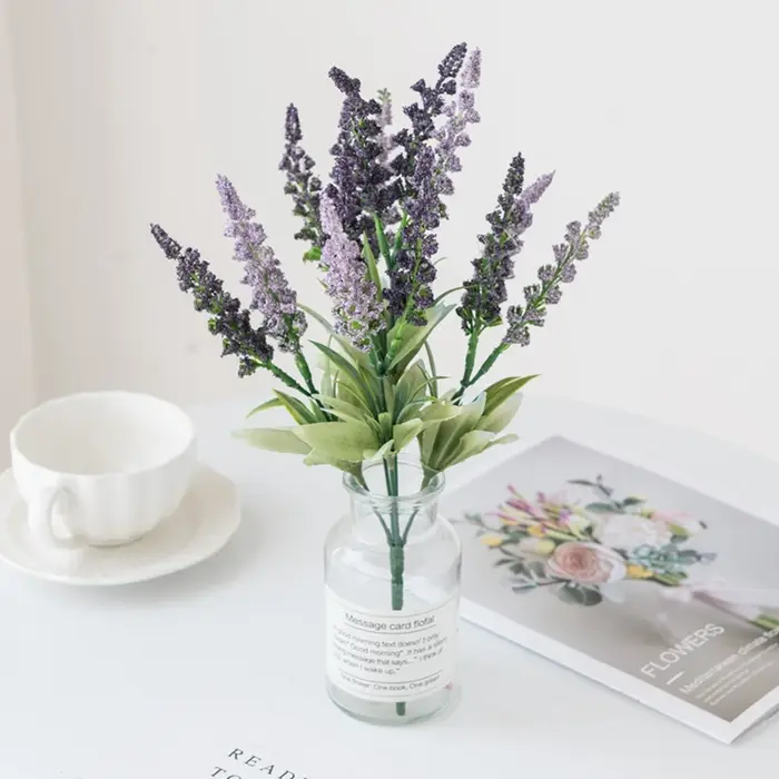 Vase de fleurs artificielles en mousse de lavande