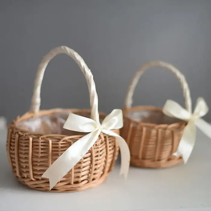 Panier à fleurs tressé avec poignée pour demoiselle d'honneur